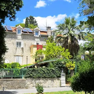 Apartment Soulavy, Kastela