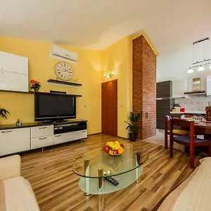 Apartment Two Beautiful Near The Sea, Kastela