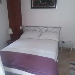 Apartment Mate, Kastela